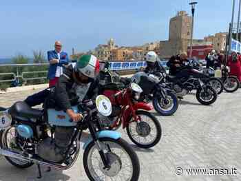 Moto e auto d'epoca affollano Termoli, in 300 in piazza - Agenzia ANSA
