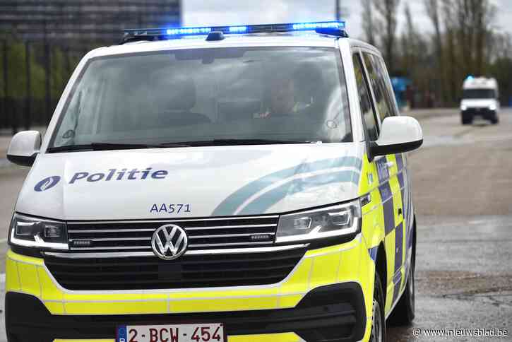Politie ziet auto botsen tijdens het parkeren, bestuurder blijkt onder invloed