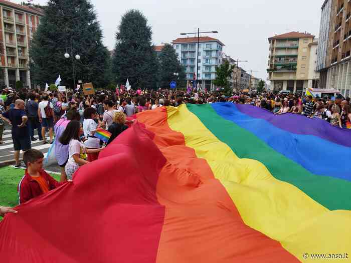 Primo Pride della storia a Cuneo, sfilano in 3 mila - Agenzia ANSA