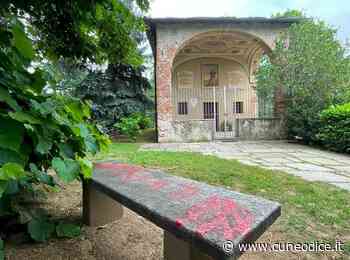 Cuneo, le panchine dell’antica cappella di San Giacomo imbrattate da scritte “no vax” - Cuneodice.it