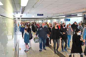 Voller Bahnhof, teilweise überfüllte Züge