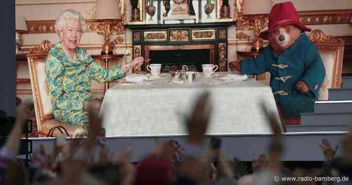 Marmeladenbrot in Tasche: Queen trinkt Tee mit Paddington