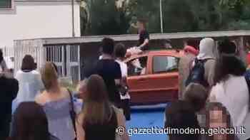 Modena, festa Muratori-San Carlo In auto tra la folla in cortile - La Gazzetta di Modena
