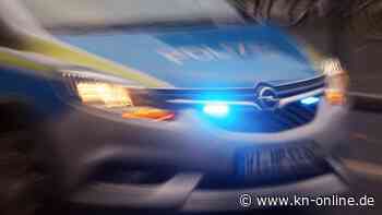 Autoposer prallt mit Wagen gegen Laterne - Folgeunfall auf Ölspur