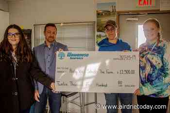 Rocky View Schools’ The Farm receives $12,500 donation from Wawanesa Insurance - Airdrie Today