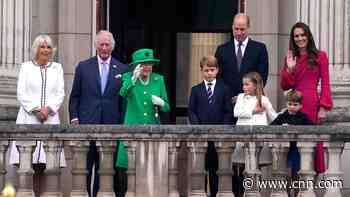 Queen Elizabeth II makes surprise appearance on palace balcony to cap off jubilee