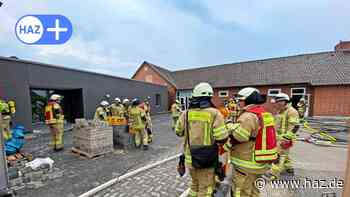 Hemmingen-Harkenbleck: Feuerwehr löscht Brand in Sporthalle - HAZ