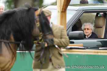 Queen in unseen footage patting and feeding beloved horses - St Helens Star