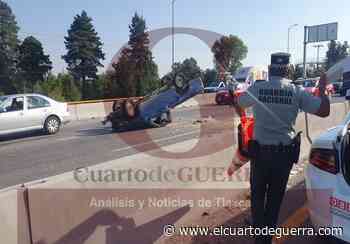 Daños materiales deja volcadura de camioneta en la Apizaco-Tlaxcala - El Cuarto de Guerra