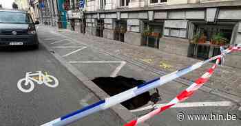 Kroonlaan afgesloten door wegverzakking: voertuig komt vast te zitten in gat - Het Laatste Nieuws