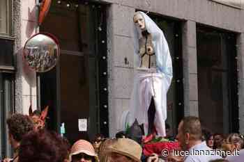 Madonna con il seno scoperto al Cremona Pride, scatta la polemica: “Profanazione gratuita” - Luce