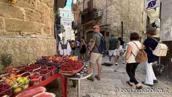 Bari vecchia è piena di turisti, fra i souvenir spunta la frutta fresca: "Gli stranieri chiedono ciliegie e gelsi" - La Repubblica