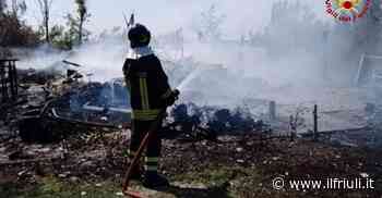 Casone in fiamme nella laguna di Grado - Il Friuli