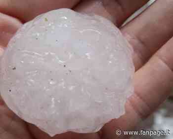 Grandine a Cremona, dal cielo piovono chicchi grossi come mandarini - Fanpage.it