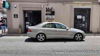 Il mistero dell'auto che blocca Viale Crotone in quel di Catanzaro Lido (FOTONOTIZIA) - CalabriaMagnifica.it - Calabria Magnifica