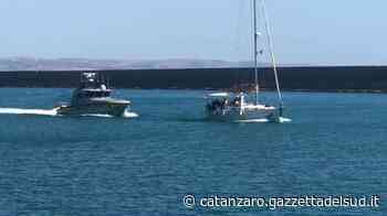 Crotone, non si fermano gli sbarchi. Al porto barca con 72 migranti IL VIDEO - Gazzetta del Sud - Edizione Catanzaro, Crotone, Vibo