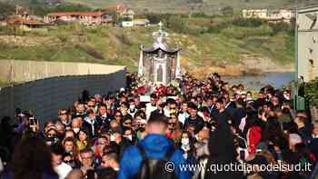 Crotone, un fiume umano al seguito di Maria. Ma la processione è al buio - Quotidiano del Sud
