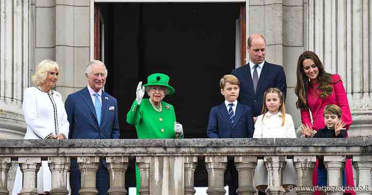 Giubileo di Platino, il video della regina Elisabetta che si affaccia a sorpresa dal balcone di Buckingham Palace con la Royal family