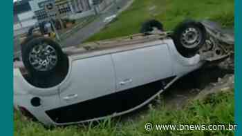 Carro "desce" escada após capotar em viaduto da BR-324; veja vídeo - BNews