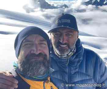 Leonardo Antonio Avezzano e Mostafa Salameh rendono omaggio alla giornalista Shireen Abu Akleh dalla vetta del Mera Peak - MountainBlog