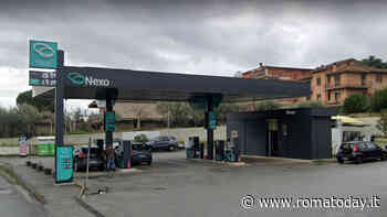 Auto-ariete contro il distributore, banda in fuga con soldi e buoni benzina