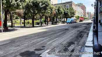 Manutenzione strade a Trani, in corso la posa del nuovo asfalto in piazza della Repubblica - ilgiornaleditrani - Radio Bombo