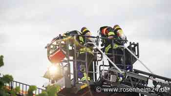 Blitz schlägt in Einfamilienhaus in Rohrdorf ein - Feuerwehren im Einsatz