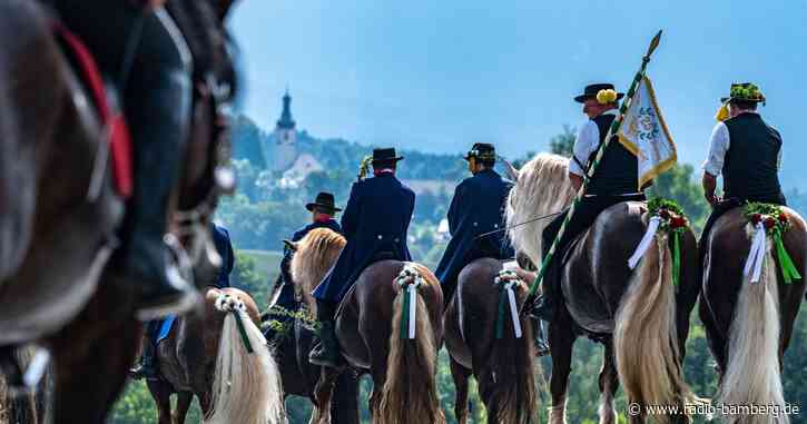 Gebete unter blauem Himmel: Festliches Pfingstbrauchtum