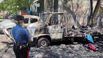 Cosparge camper di benzina e gli dà fuoco: nei guai un giovane