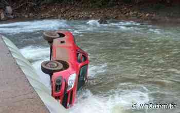 Carro cai em rio após acidente entre Pinhalzinho e Saudades - WH3
