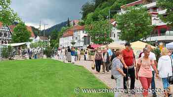 Pfingstmarkt Bad Herrenalb: Gäste lassen sich auch vom Regen nicht abschrecken