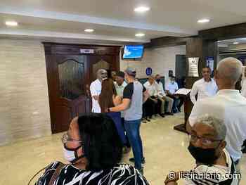 Familiares de Víctor Brahiar Sánchez sacan a la prensa de la funeraria y le vociferan improperios - Listin Diario