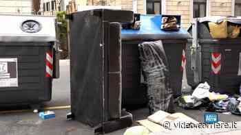 Roma, rifiuti anche nel «salotto buono» della città: e a Prati spunta anche un divano - Corriere TV