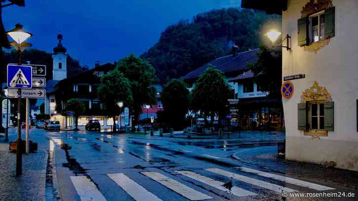 „Erleuchten Schlafzimmer gleich mit“: Riesen Ärger um grelle Straßenbeleuchtung in Oberaudorf