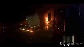 VÍDEO: duas carretas colidem e pegam fogo na BR-232, em Pombos; um dos motoristas morre no acidente - Globo