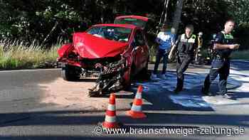 Peiner Autofahrer prallt bei Hillerse gegen Straßenbaum