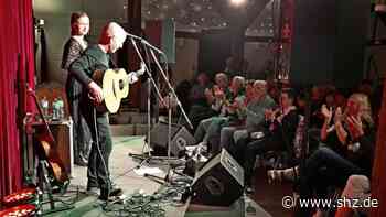 Kieran Goss und Annie Kinsella: Barmstedter Pfiff-Konzert: Irisches Duo begeistert volles Humburg-Haus - shz.de
