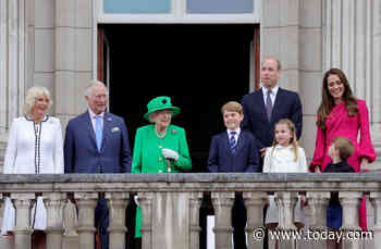 Queen Elizabeth II makes surprise appearance on Buckingham Palace balcony