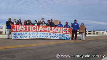 Manifestación en Barra del Chuy para pedir justicia por mujer que fue violada y asesinada cuando iba a trabajar - Subrayado