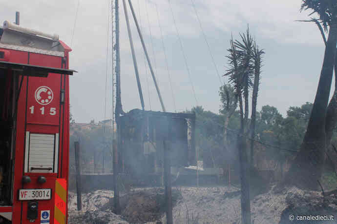 Ardea, vasto incendio nella zona Nuova Florida: distrutta cabina elettrica - Canale Dieci
