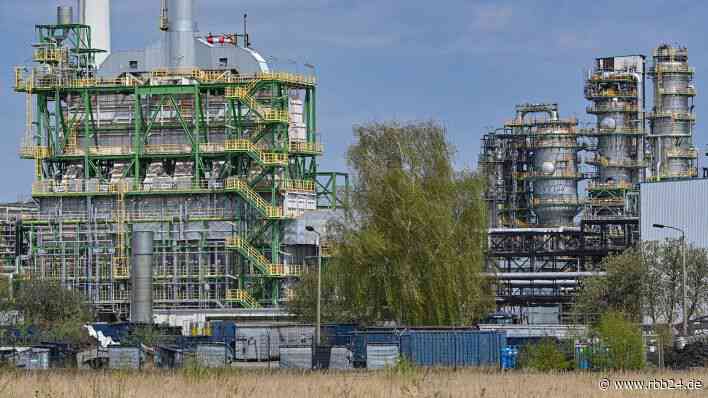 Bündnis zur ungewissen Zukunft der PCK-Raffinerie wird gegründet - rbb24