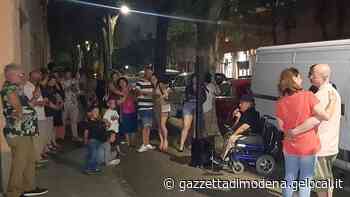 Modena, una serenata per gli sposi Tutti a ballare in via Ruffini - La Gazzetta di Modena