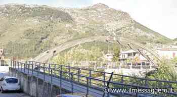 Sora, ruba al supermercato e fugge passando sul ponte pericolante - ilmessaggero.it