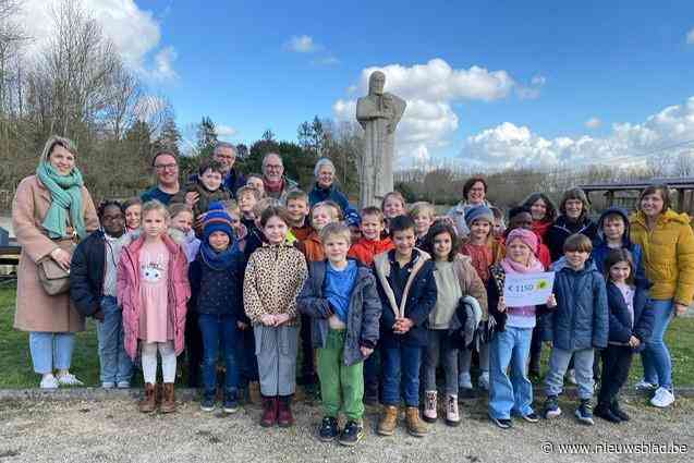 Leerlingen wandelen 1.150 euro bij elkaar voor vakantiecentrum De Kleppe