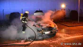 Erneut Auto in Flammen: Mercedes brennt vor Spielhalle in Glinde aus - shz.de