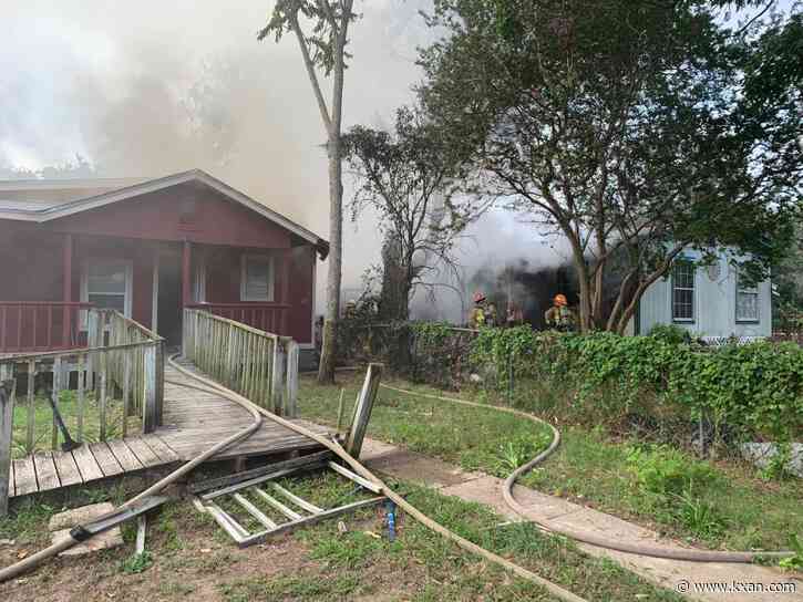 Southeast Austin fire spreads to home