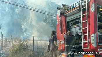 Incendio alla ex Goodyear, in azione i vigili del fuoco - latinaoggi.eu