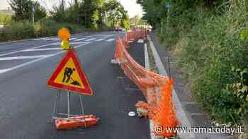 Cantiere fantasma su via Flaminia, i cittadini costretti a camminare in strada