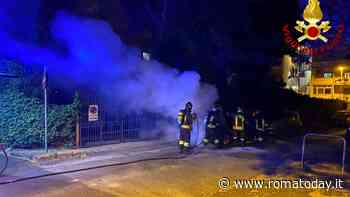 Auto in fiamme, l'incendio minaccia le abitazioni