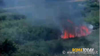 Incendio a Ponte Galeria: fiamme vicino le case invadono un giardino privato
